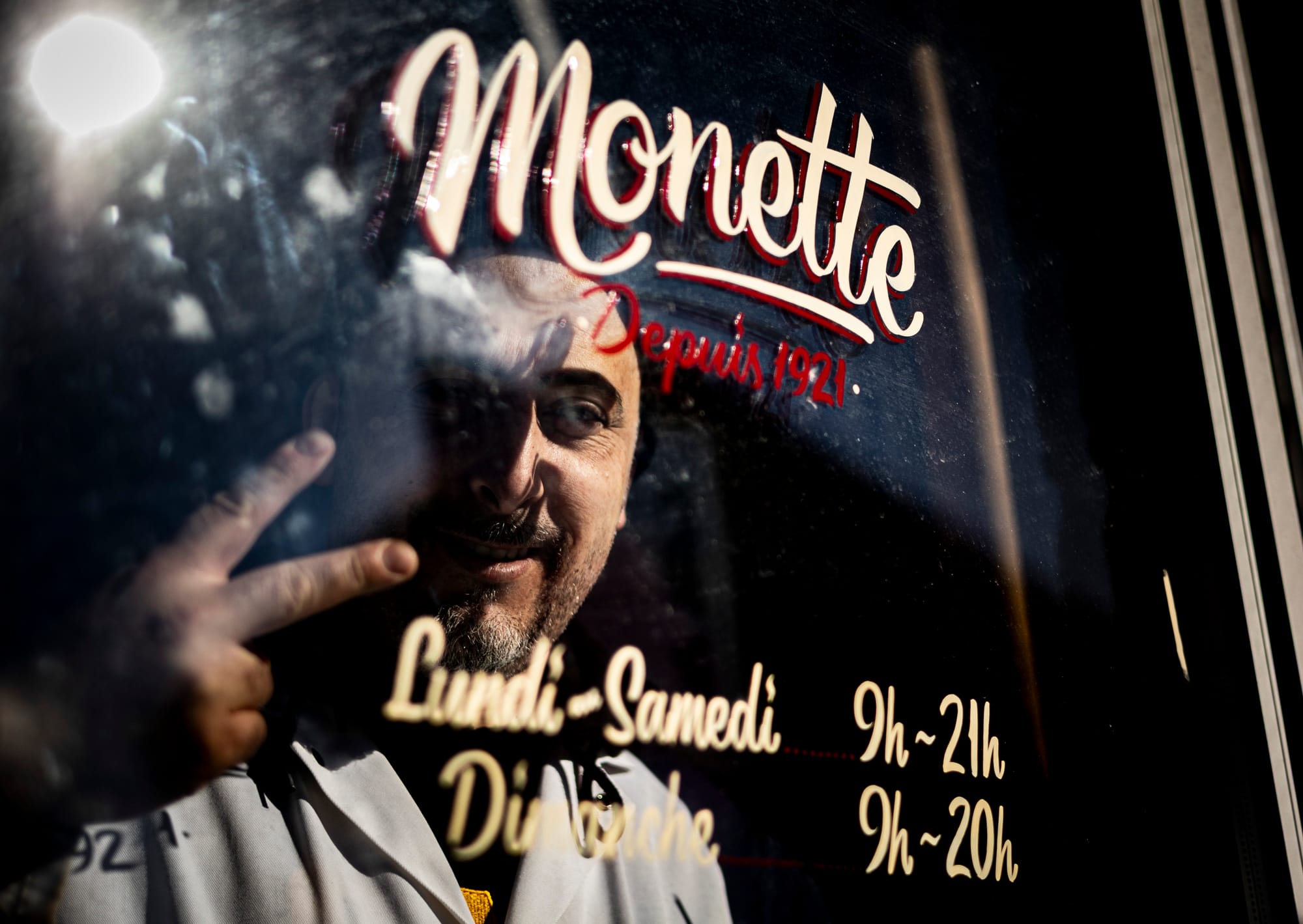 VITRINE RETRO SUR LA RUE EDDY