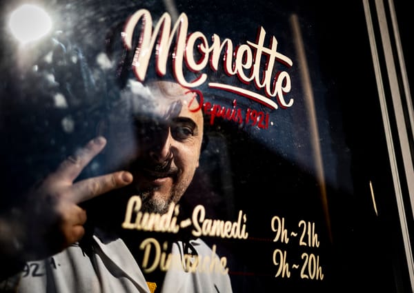 VITRINE RETRO SUR LA RUE EDDY